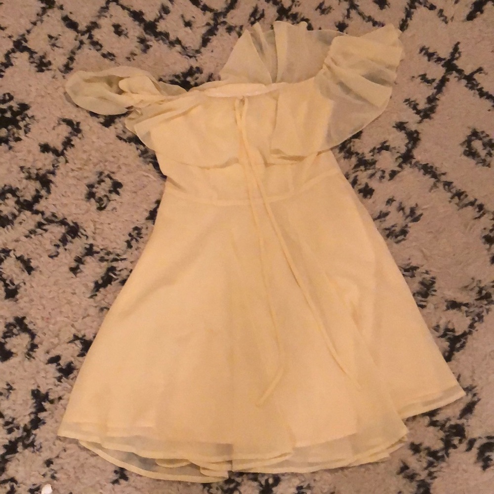 Beautiful yellow dress!💛